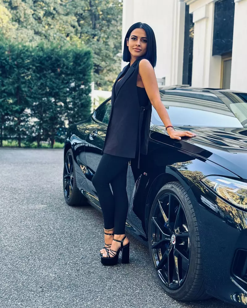 ema oprisan langa masina