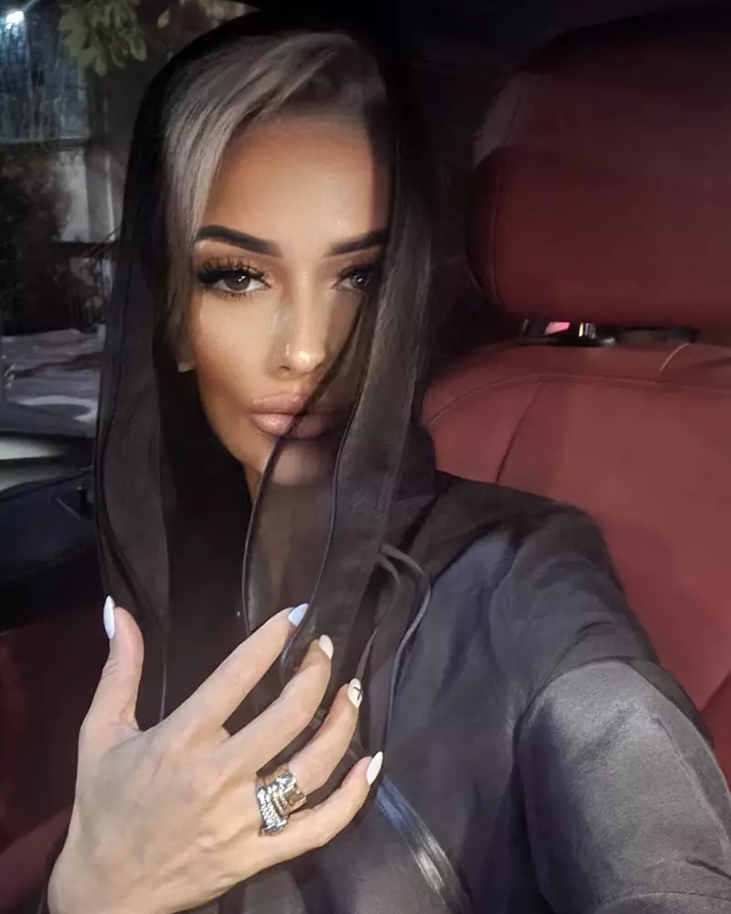 gabriela lucutar selfie