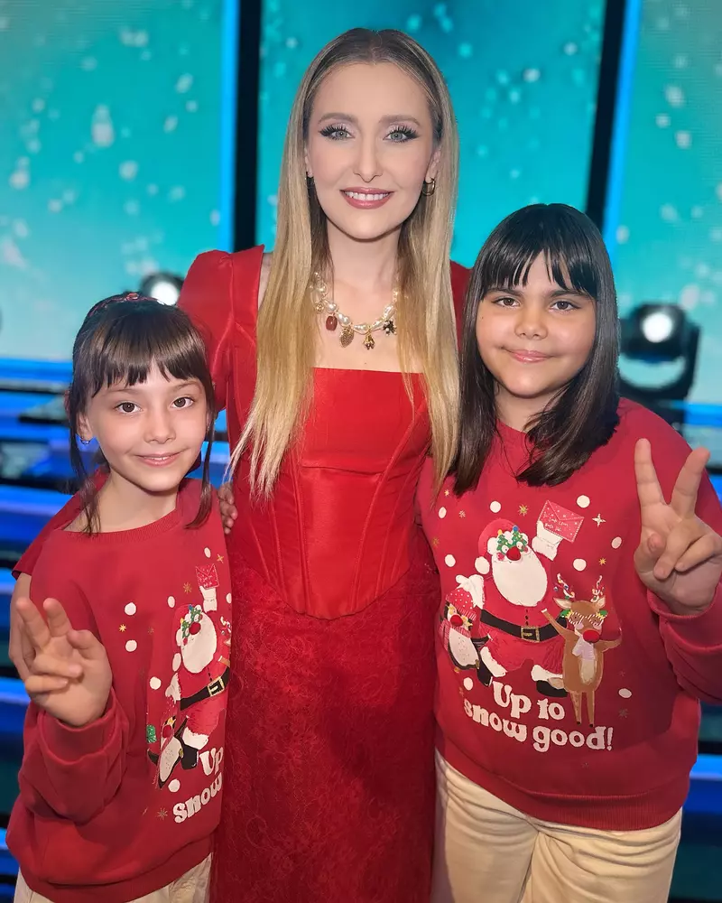 Alina Sorescu și fiicele ei, Carolina (dreapta) și Raisa (stânga)