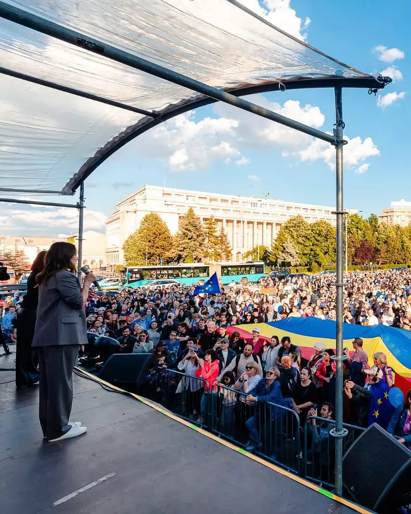 Andreea Raicu la mitingul „România în lumină”, organizat de Nicușor Dan (8)