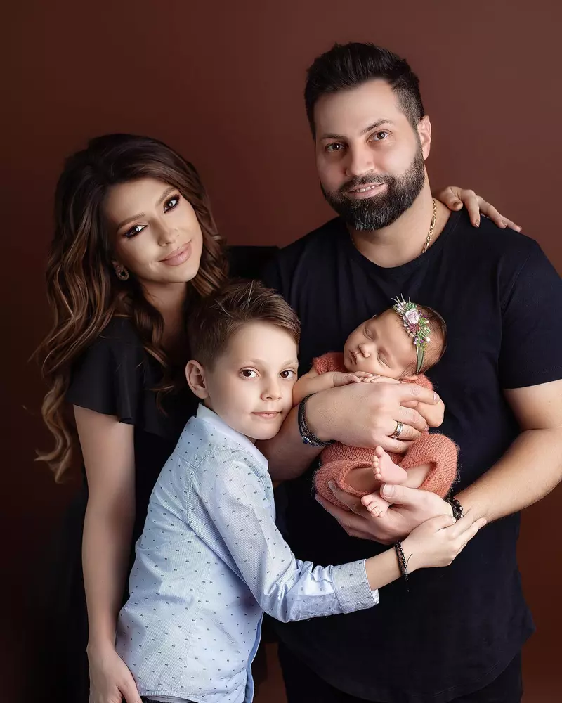 Celia, soțul ei, Ardeli Ancuța, și copiii lor, Angelo și Sara (1)