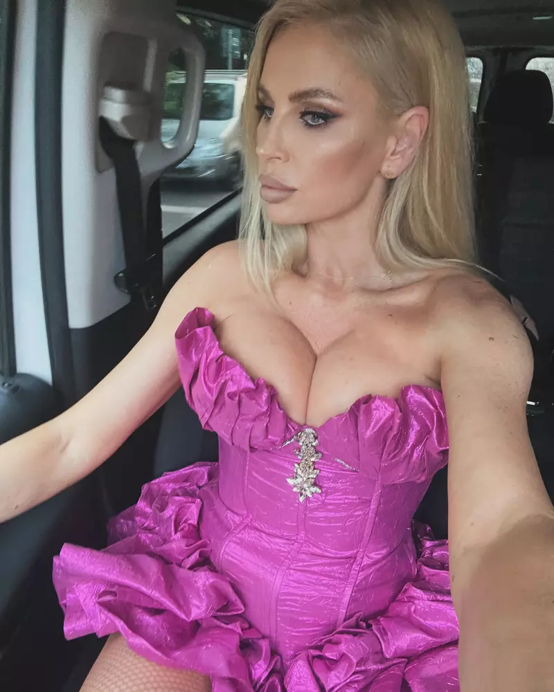 andreea banica in rochie roz