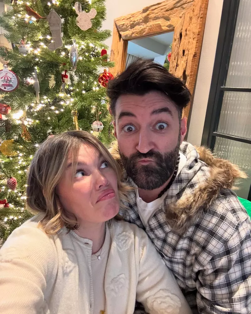 gina pistol cu smiley brad