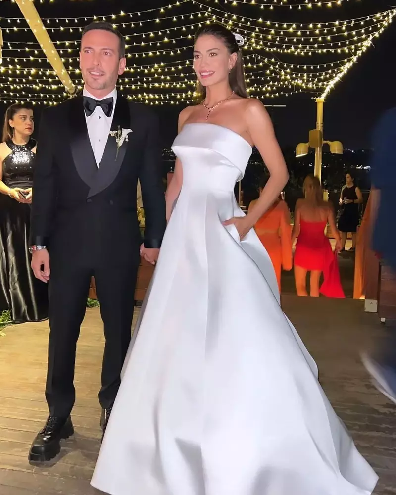 Demet Özdemir s-a căsătorit cu alesul inimii ei, cântărețul Oğuzhan Koç. Câte rochii a schimbat mireasa și ce cadou deosebit a primit