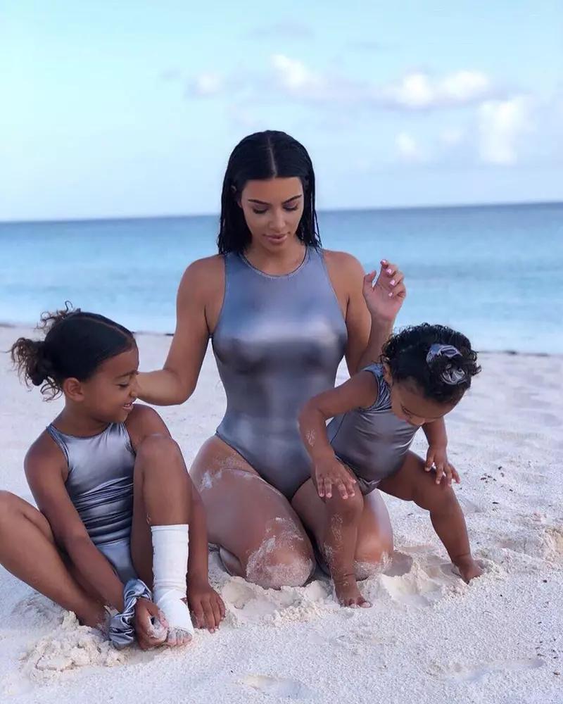 Kim Kardashian și fiicele ei North și Chicago