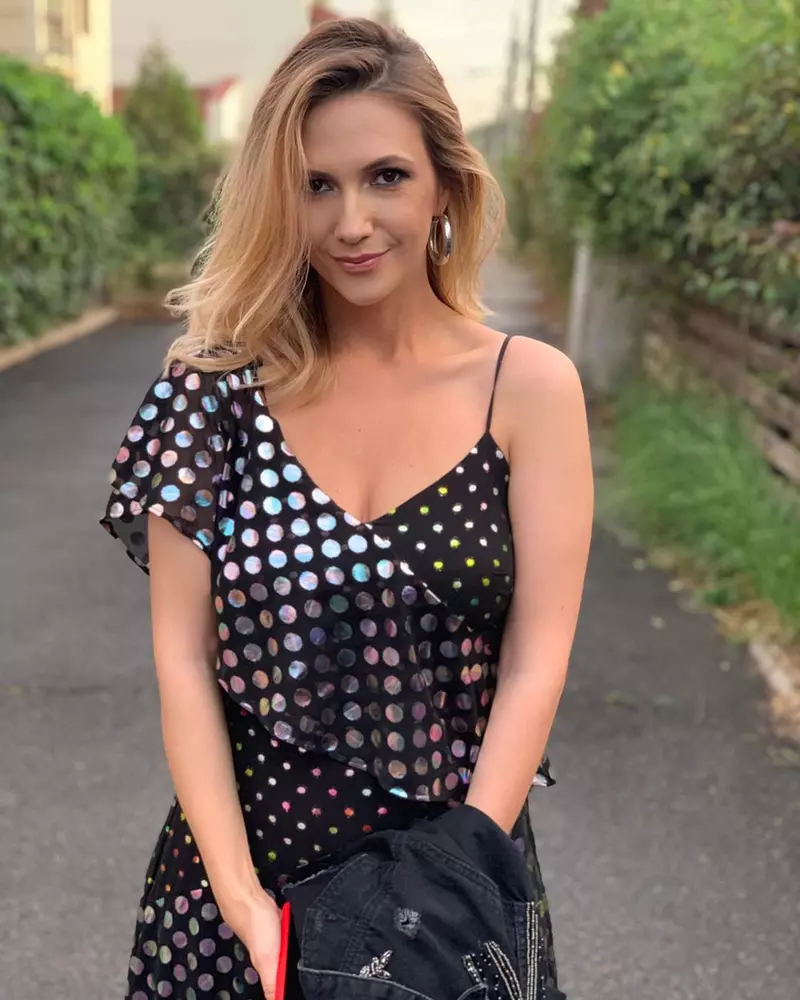 Adela Popescu