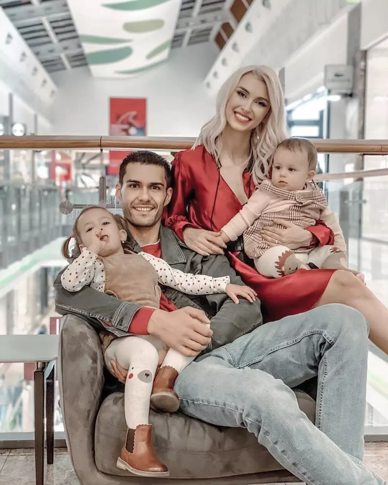 Andreea Bălan, George Burcea si fiicele lor Ella si Clara