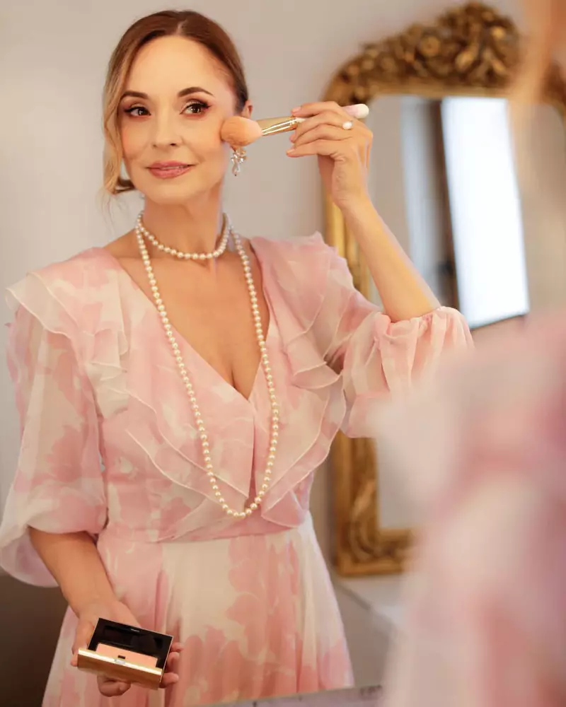 Andreea Marin in timp ce se machiaza