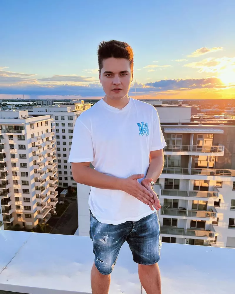 cum-si-a-inceput-selly-activitatea-in-online-1-1