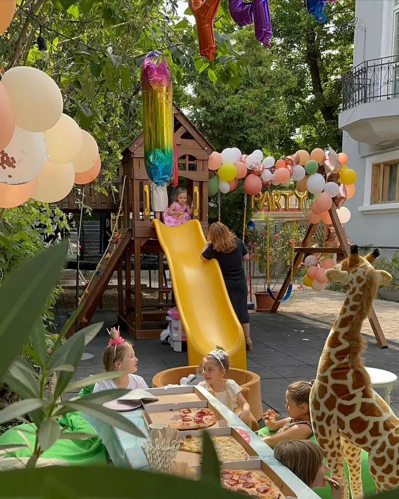 Laura Cosoi, petrecere în avans pentru fiica sa, Lara. Mezina familiei va împlini 1 an