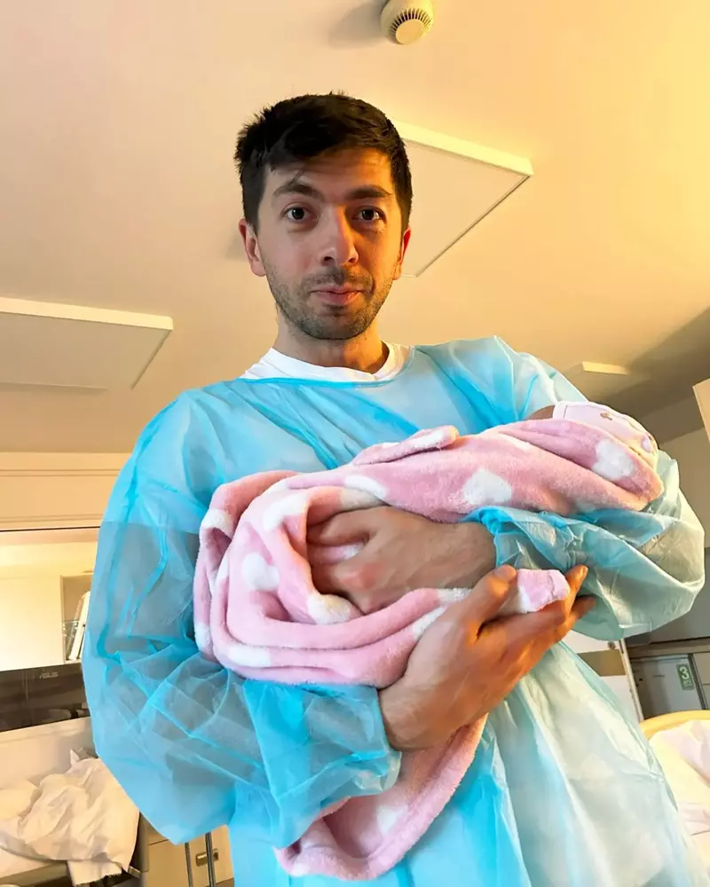 de-ieri-eu-si-georgiana-suntem-parintii-acestei-fetite-pe-care-o-cheama-mira.-seamana-mult-cu-mine-e-foarte-cuminte-si-toleranta-cu-cei-din-jurul-ei.baby-newborn-proud-dad-babygirl-cute-2