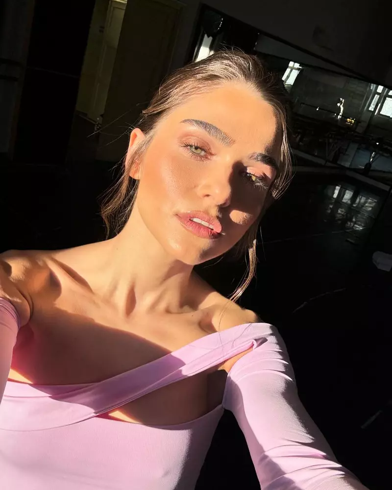 Theo Rose 8