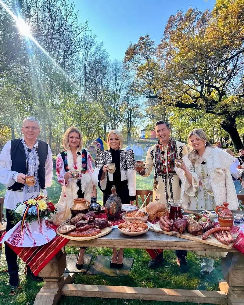 Echipa Știrilor Pro TV în costume populare și ținute festive (5)