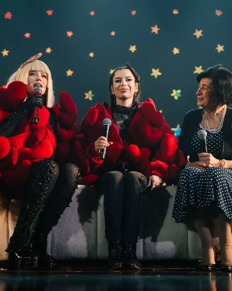 Loredana Groza, pe scenă cu mama și fiica ei  (5)