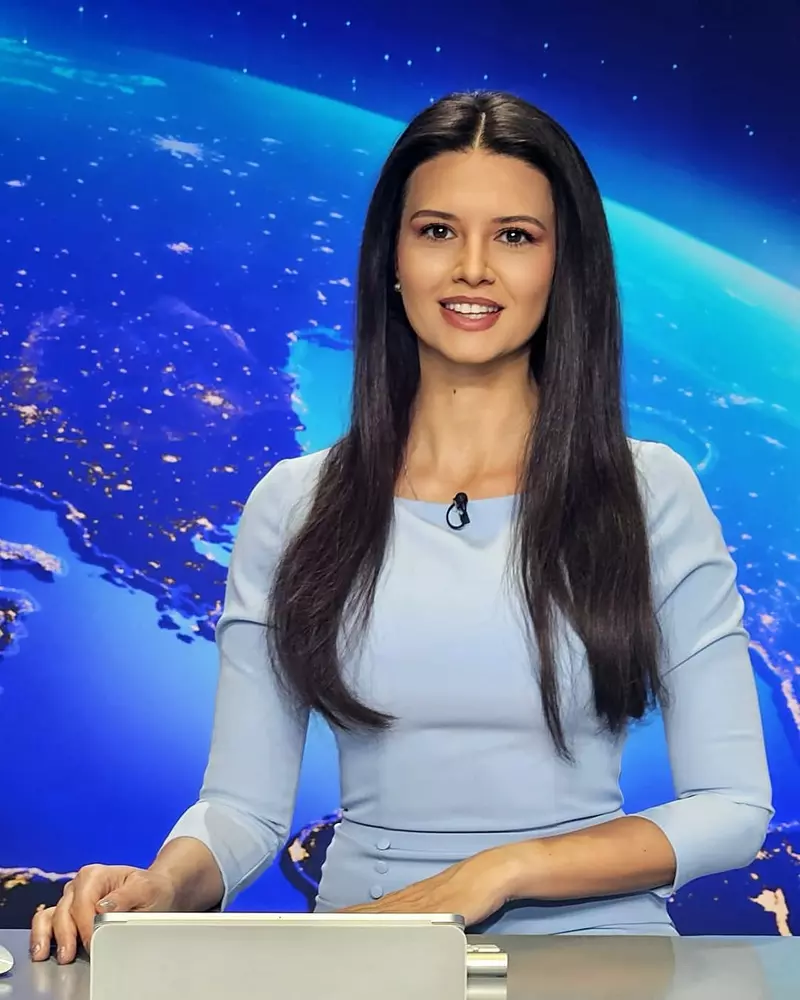 Iulia pârlea, la pupitrul știrilor de la Pro TV