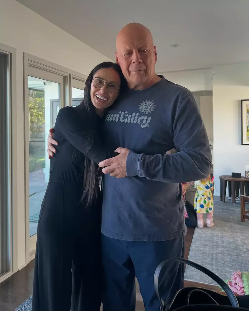 imagini-cu-bruce-willis-familia-postate-de-demi-moore (1)