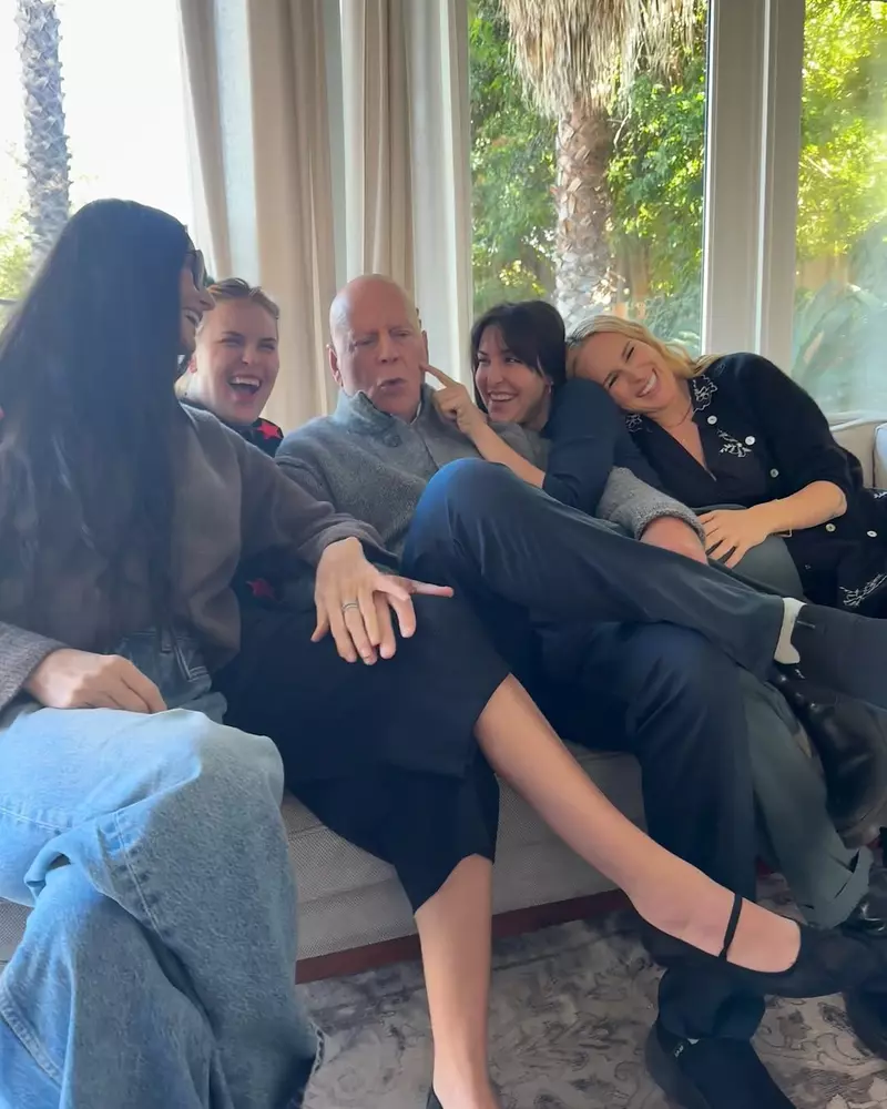 imagini-cu-bruce-willis-familia-postate-de-demi-moore (7)