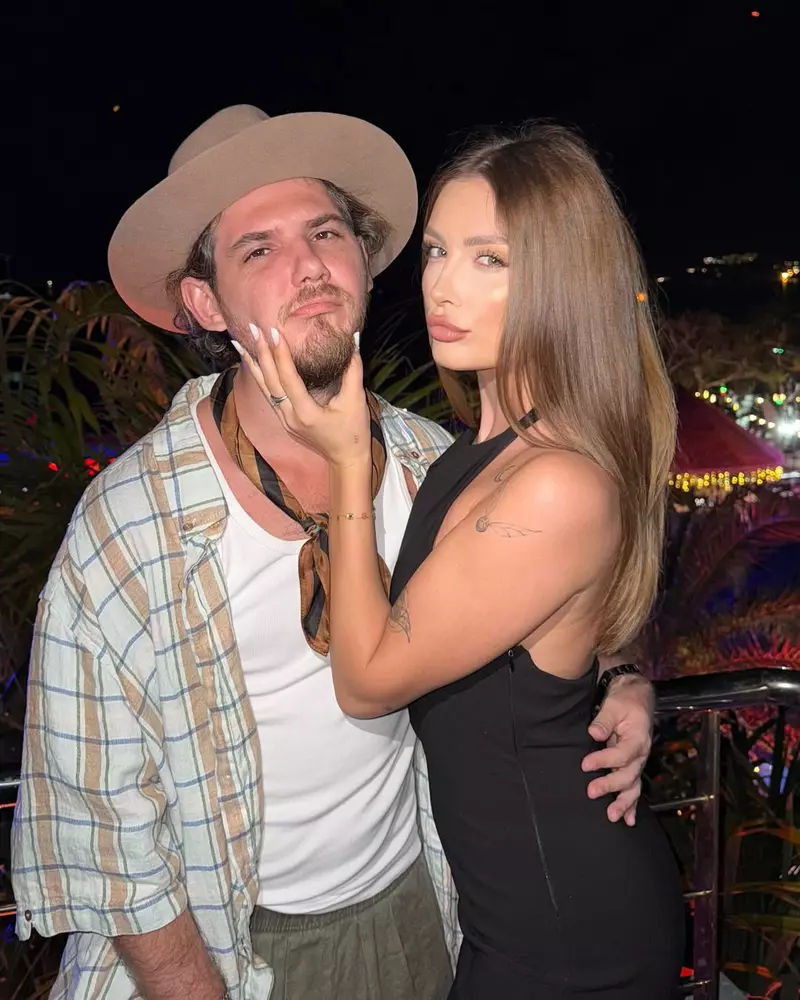 Cuza și iubita lui sărbătoresc un an de relație   (6)