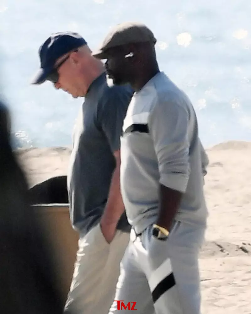 Bruce Willis looked like the multimillion-dollar star he is Thursday in Los Angeles … as he wa (4)