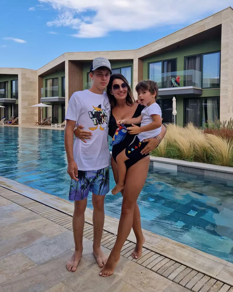 Ela-Craciun-s-a-bucurat-din-plin-de-vara-cu-4-vacante-si-peste-20-de-costume-de-baie-1