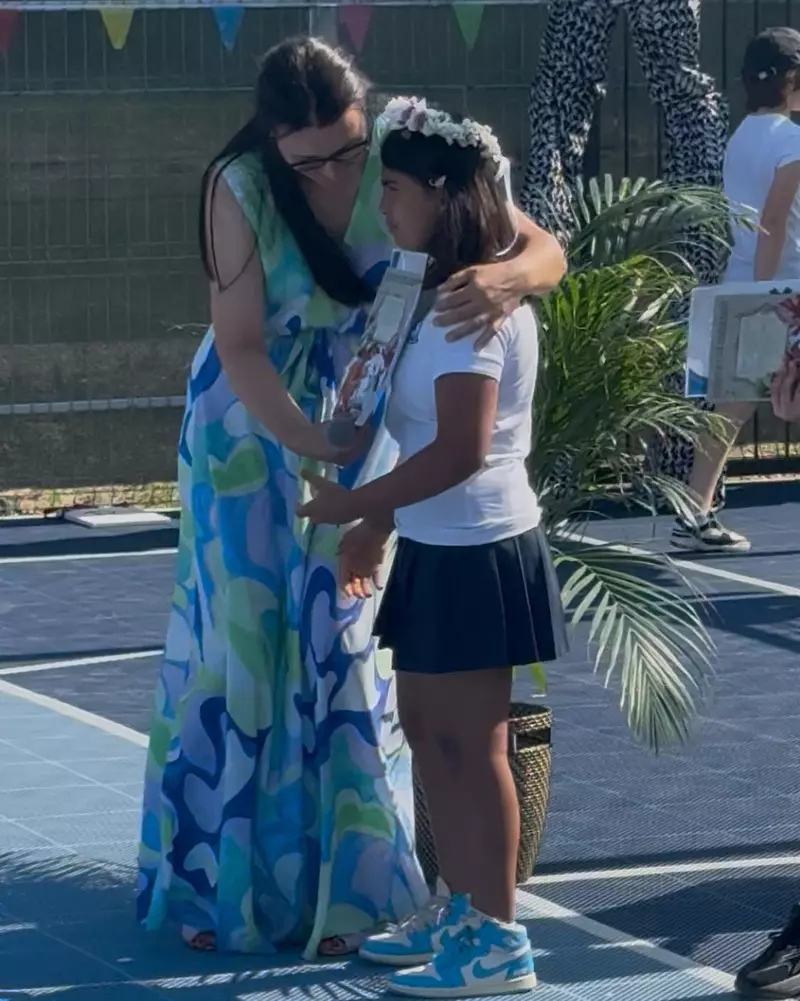 Maria, fiica adoptată de Victor Ponta și Daciana Sârbu, la serbarea de final de clasa a III-a (2)