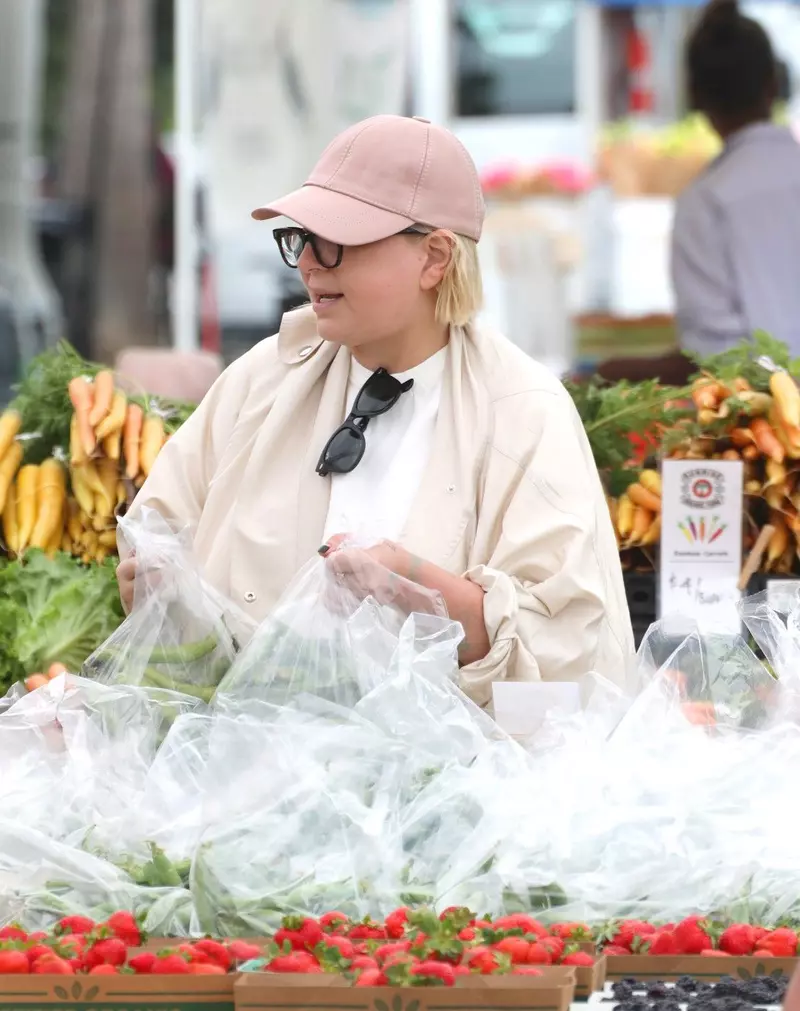 Sia shops at Studio City Farmers Market