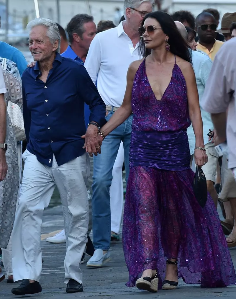 Catherine Zeta-Jones with her husband Michael Douglas and friends at the „Taverna del Marinaio” in Portofino