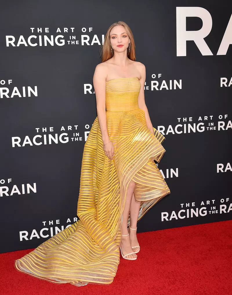 Amanda Seyfried, într-o rochie realizată de fiica ei