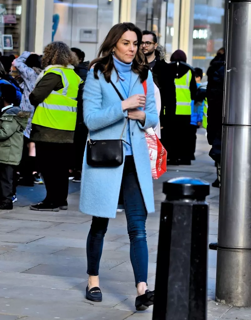 *PREMIUM-EXCLUSIVE* Kate Middleton Duchess of Cambridge leaves Waterstones on Kensington High St with a huge haul of books possibly for children Prince George and Princess Charlotte *MUST CALL FOR PRICING* *STRICT WEB EMBARGO UNTIL 4:30pm UK TIME ON 08/03