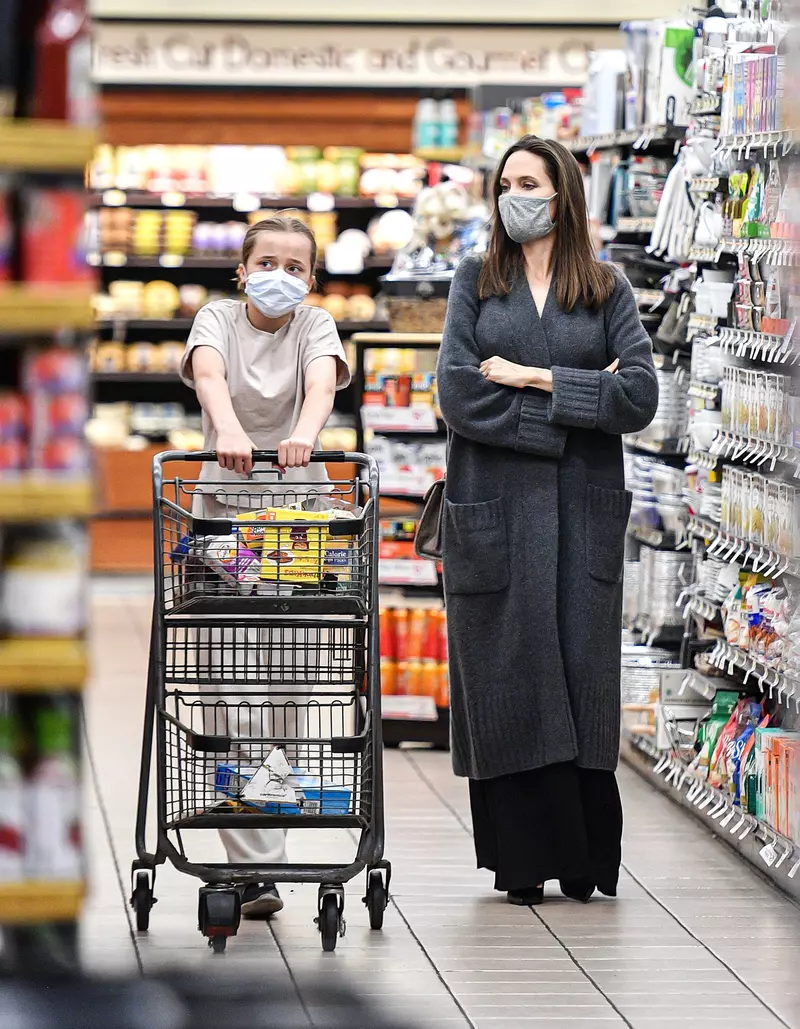 Angelina-Jolie-si-fiica-ei-Vivienne-aparitie-surpriza-la-supermarket.-Ce-tinuta-purta-vedeta-din-„Eternals-2
