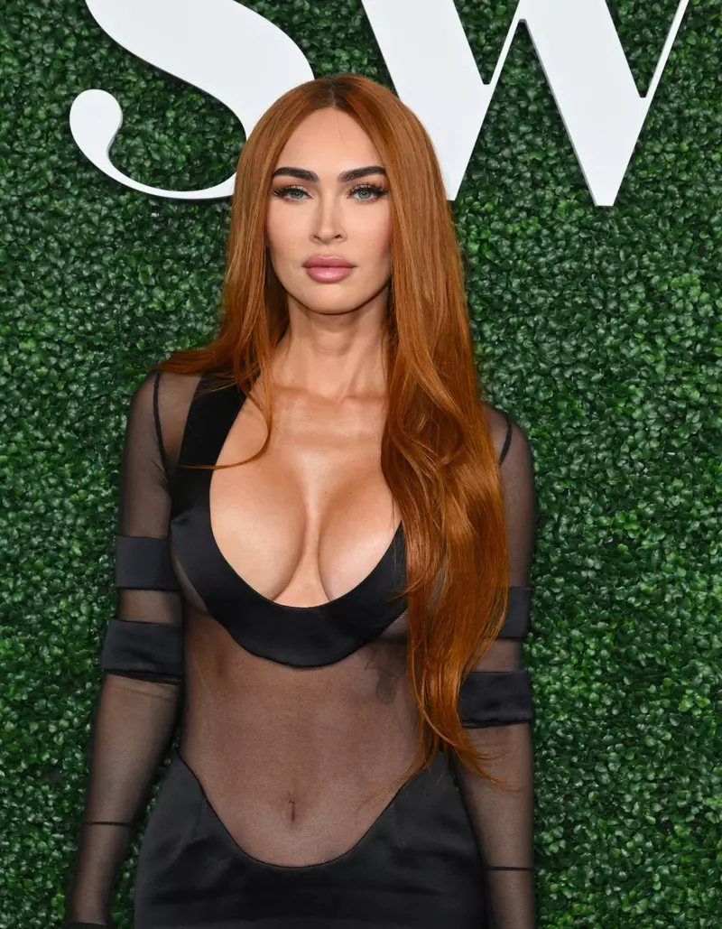 Megan Fox are fața în formă de diamant