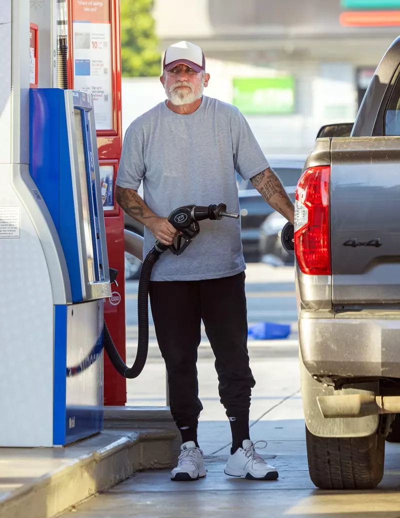 *EXCLUSIVE* Dominic Purcell spotted fueling up and grabbing snacks in Toluca Lake, Los Angeles