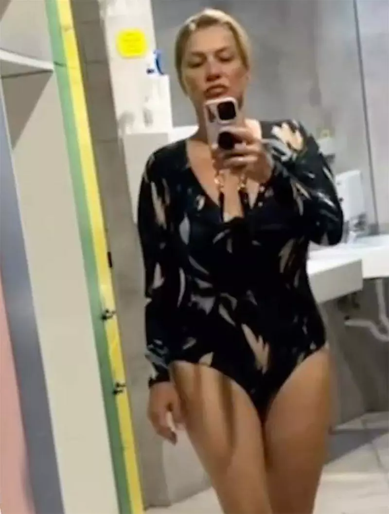 Cristina Cioran în costum de baie