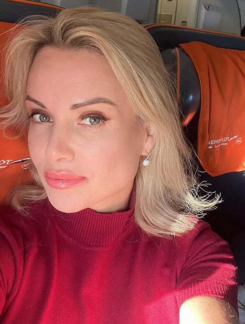 Ce-a-patit-o-jurnalista-din-Rusia-dupa-ce-a-aratat-la-TV-un-mesaj-antirazboi.-Momentul-viral-in-mediul-online-4