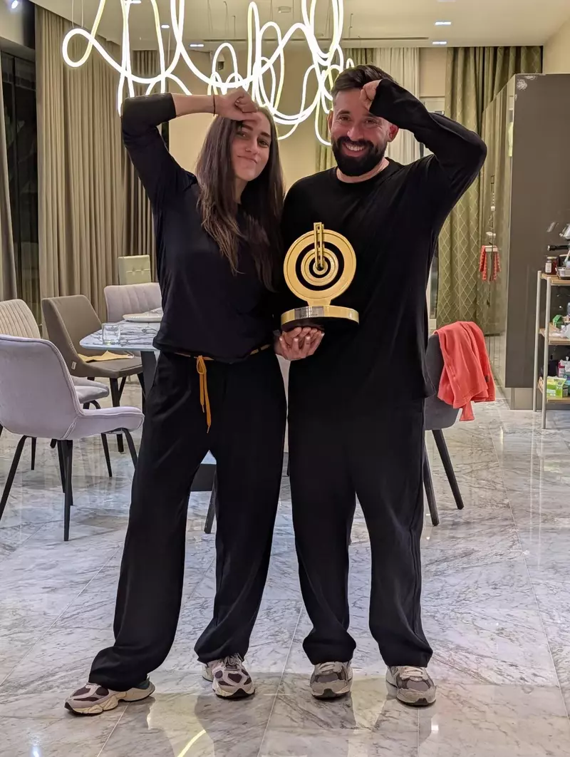 oase si maria cu trofeul