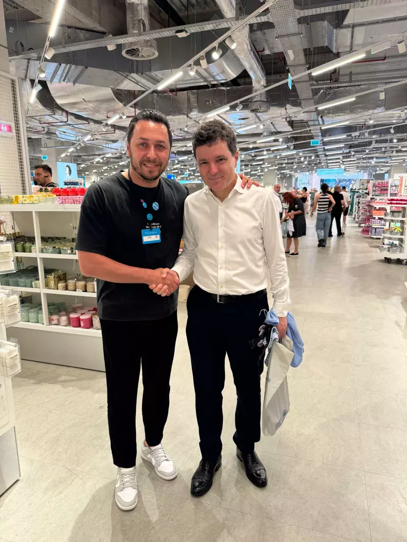 Nicușor Dan și Liviu S. în Primark din AFI Cotroceni (2)
