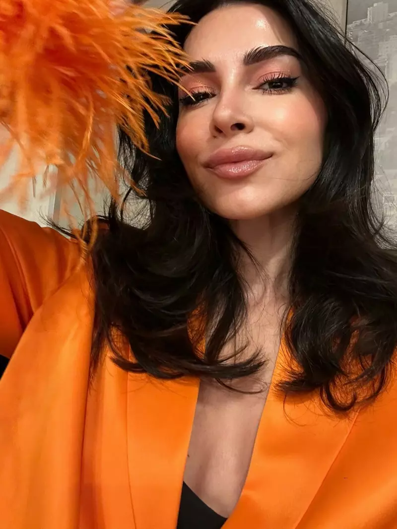 oana frigescu in portocaliu