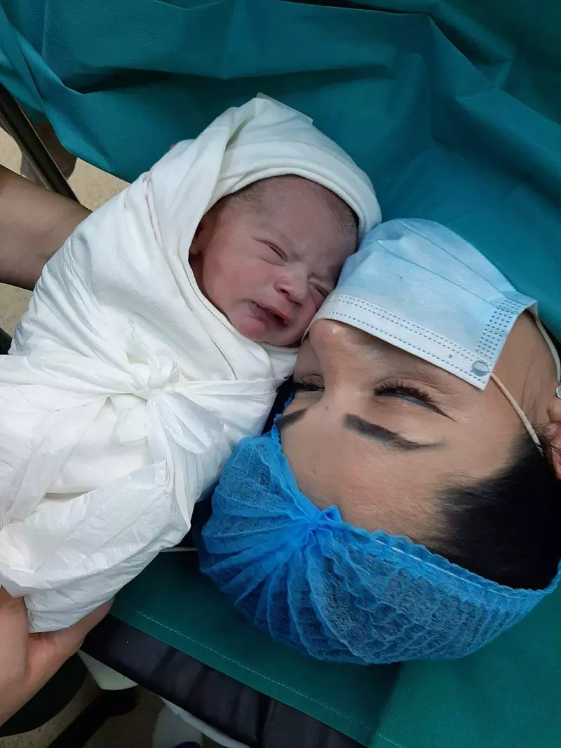 Oana Tache a născut primul ei copil, Petru Lucas, chiar de ziua MTV (1)