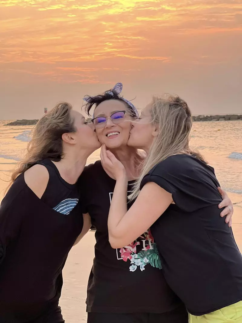 laura-cosoi-imagini-de-colectie-cu-mama-si-sora-ei-4