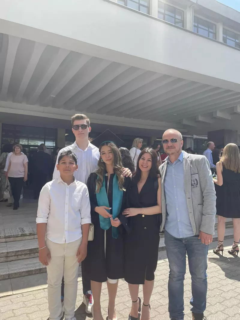 fosta-sotie-a-lui-razvan-simion-a-absolvit-facultatea-de-psihologie-1