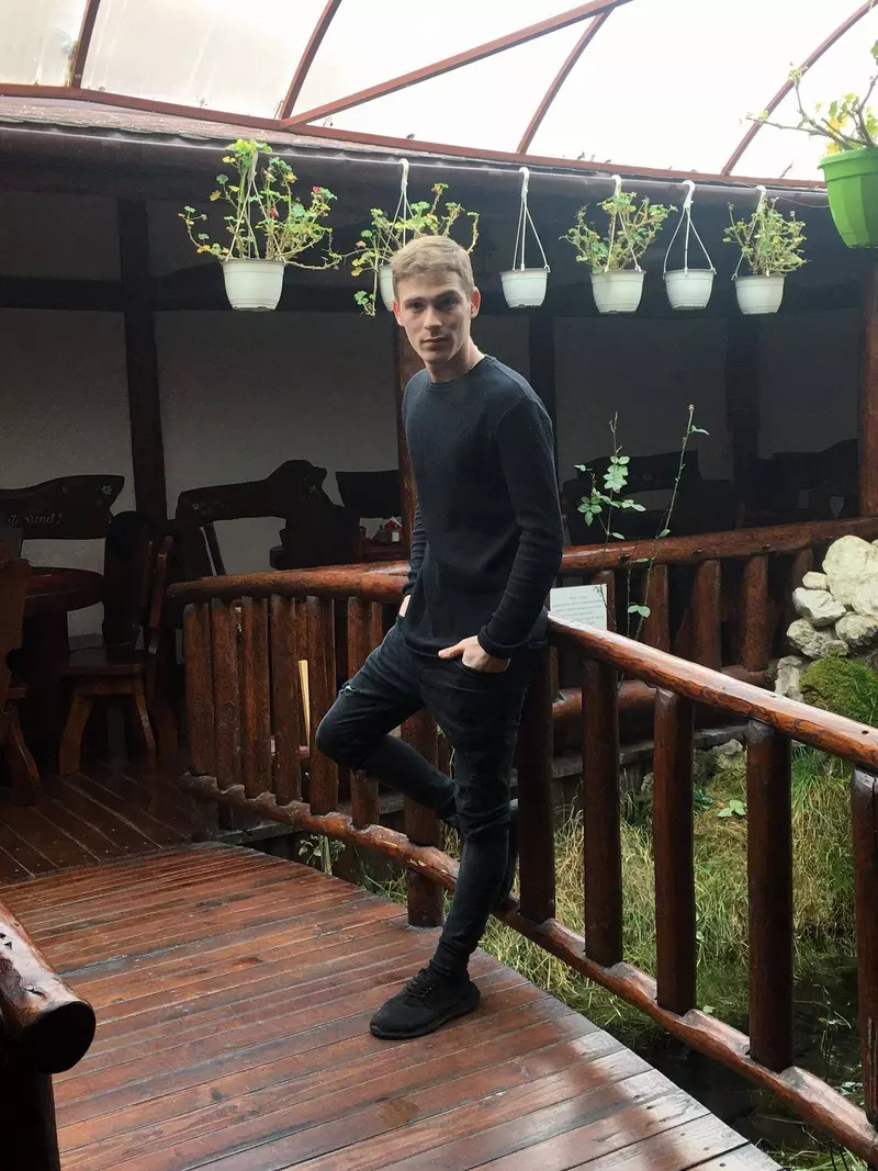 gabriel cipera in negru