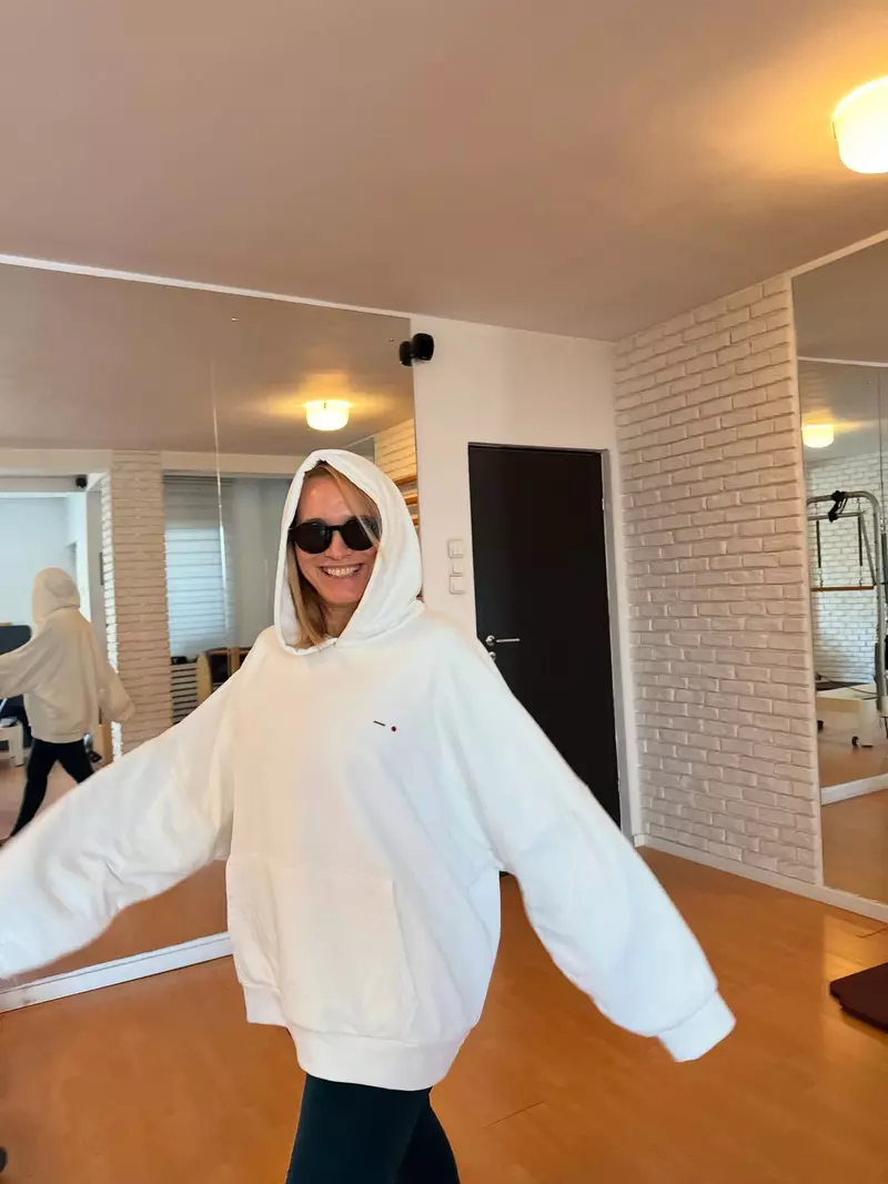 andreea esca in hanorac