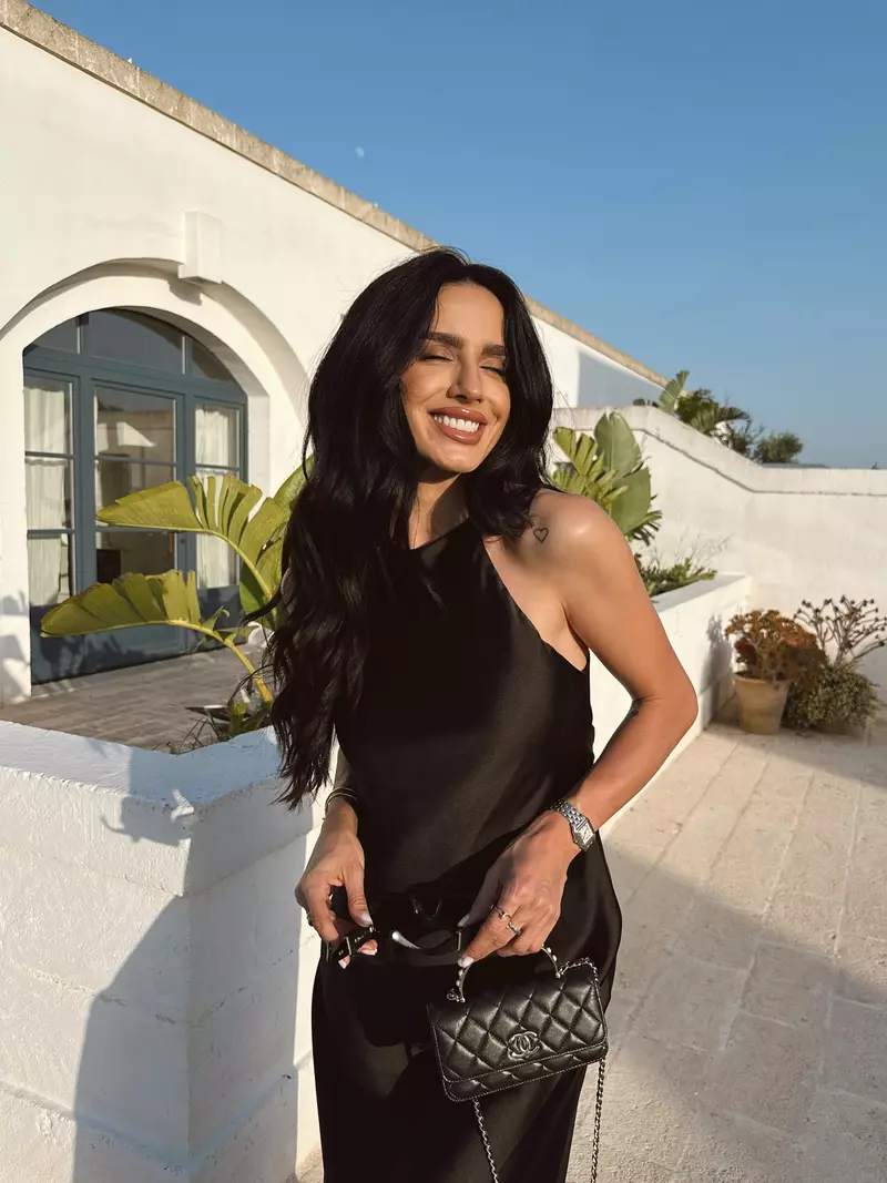ioana grama in negru