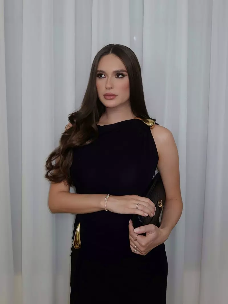 elena hagi tinuta de mii de euro