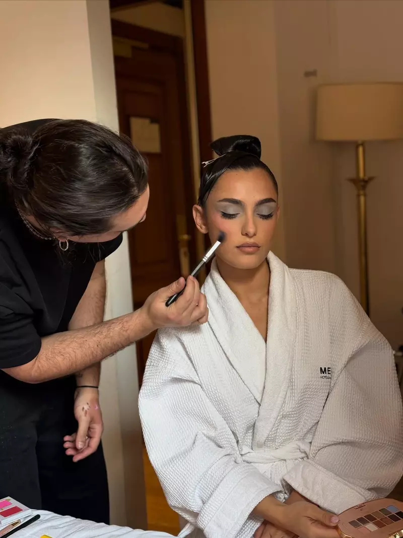 Tendințele de machiaj care vor defini anul 2026. Piele de super model și buze „sărutate” (10)