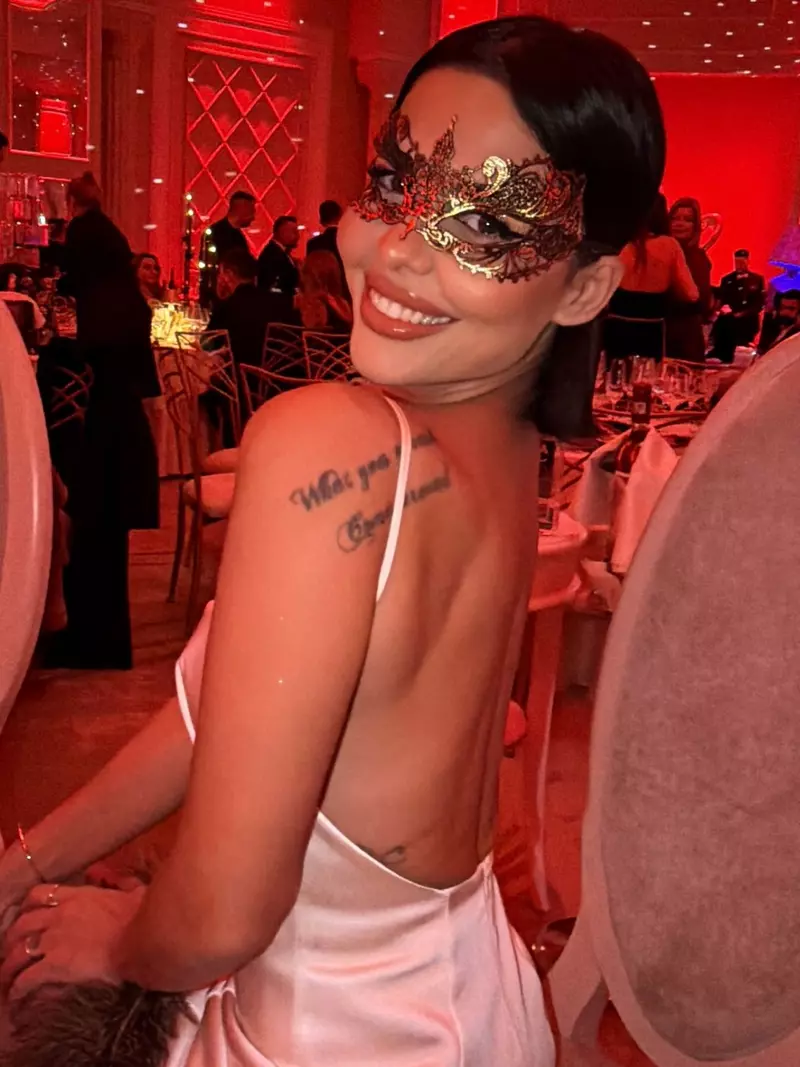 andreea popescu cu masca