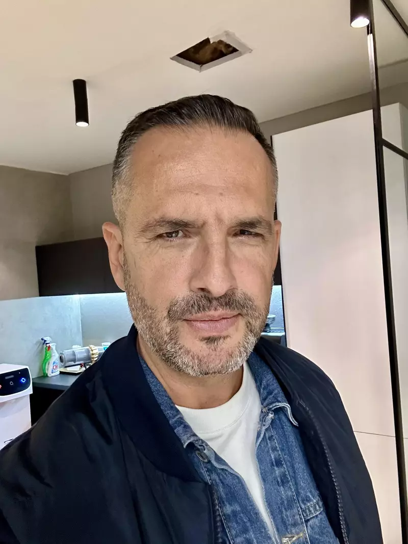 madalin ionescu in blugi