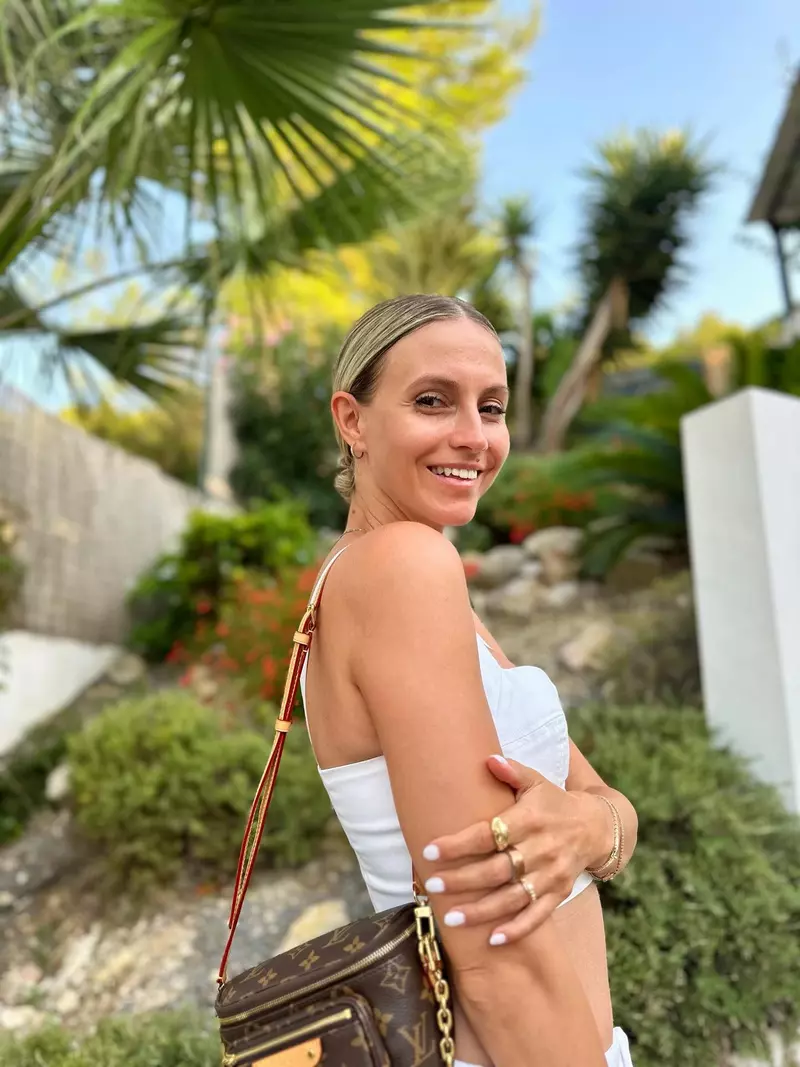 andreea perju in alb