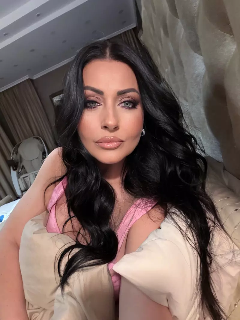 gabriela cristea in pat
