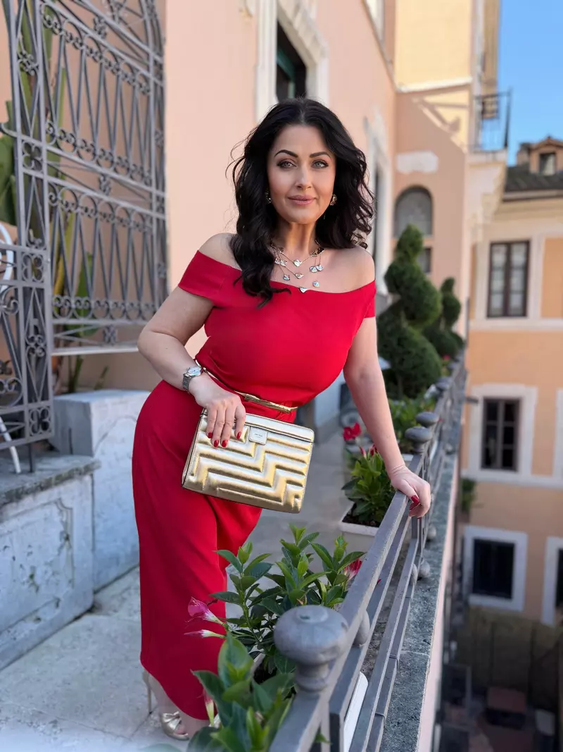 gabriela cristea in rosu